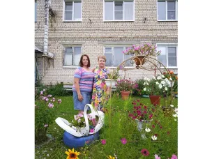 Лавочка примирения и белые лилии